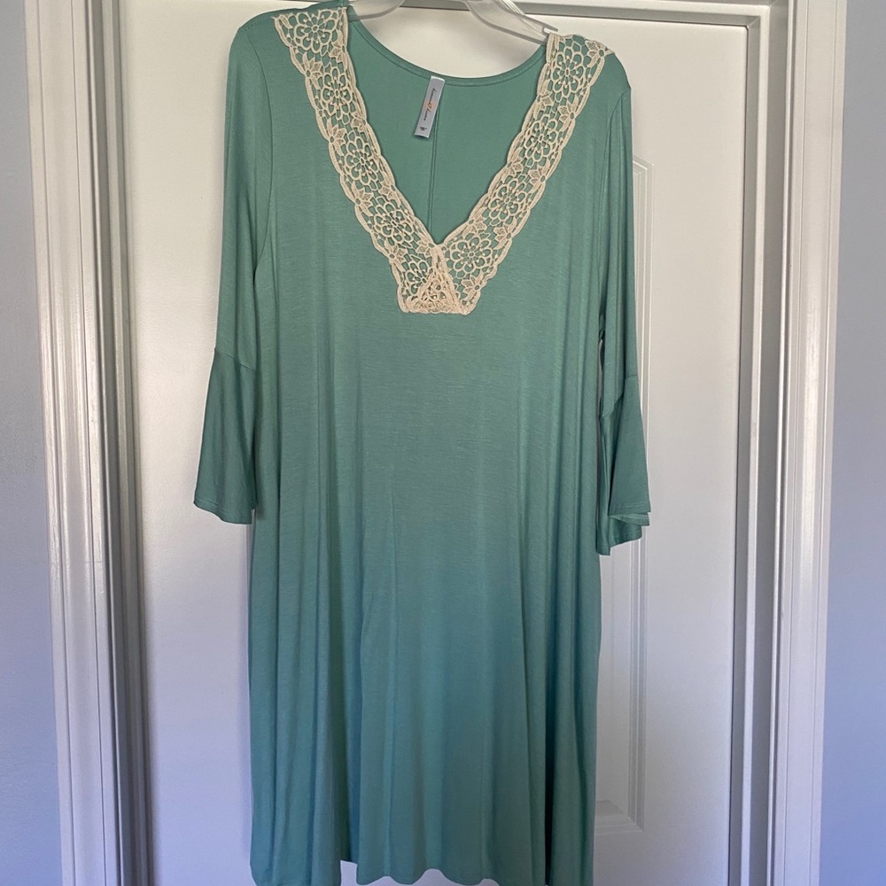 3/4 sleeve tunic with lace neck